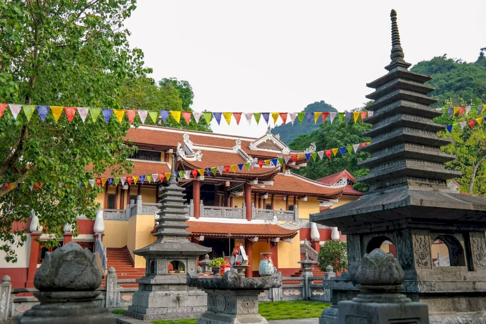 Incorporating Tuyet Son Pagoda into your visit to the Perfume Pagoda complex provides a deeper appreciation